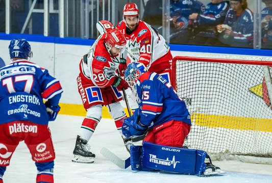 Frölundas Anthony Greco och Oskarshamns målvakt Joe