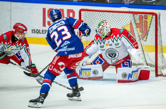 Oskarshamns Blaine Byron gör 3-2 bakom Frölundas målvakt