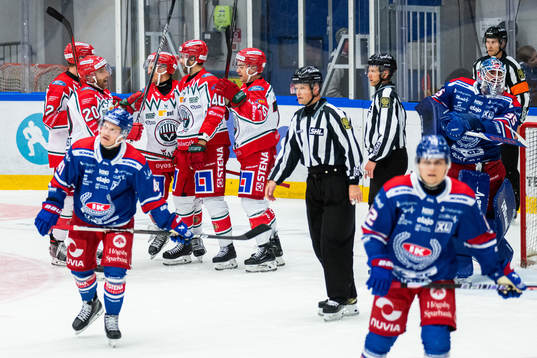 Frölundas Joel Lundqvist jublar med lagkamrater