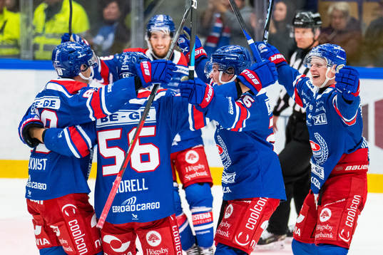 Oskarshamns Patrik Karlkvist jublar med lagkamrater
