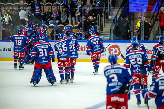 Oskarshamns David Quenneville jublar med lagkamrater