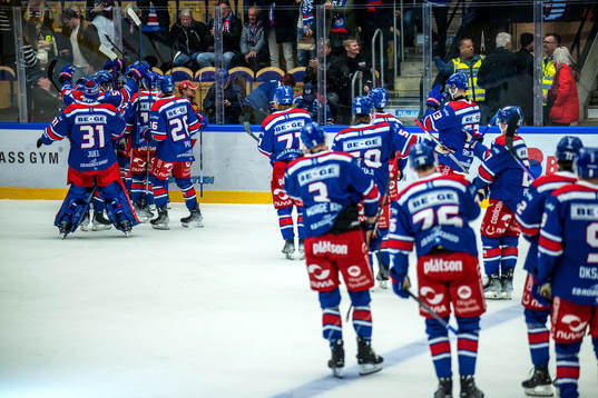 Oskarshamns David Quenneville jublar med lagkamrater