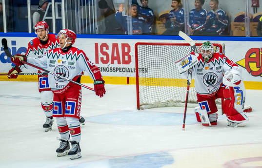 Frölundas Max Friberg och målvakt Lars Johansson deppar