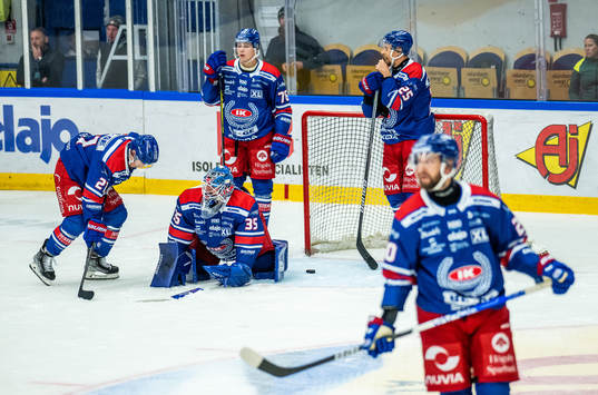 Oskarshamns Myles Powell, målvakt Joe Cannata, Emil