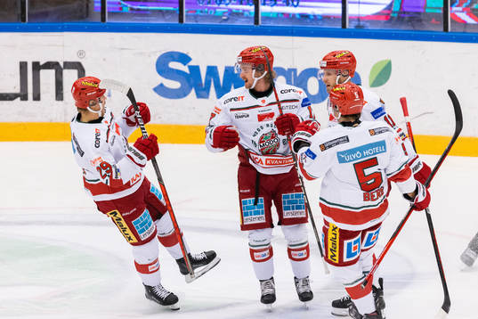Modos Riley Woods jublar med lagkamrater