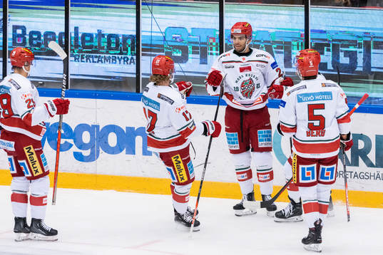 Modos Josh Dickinson jublar med lagkamrater