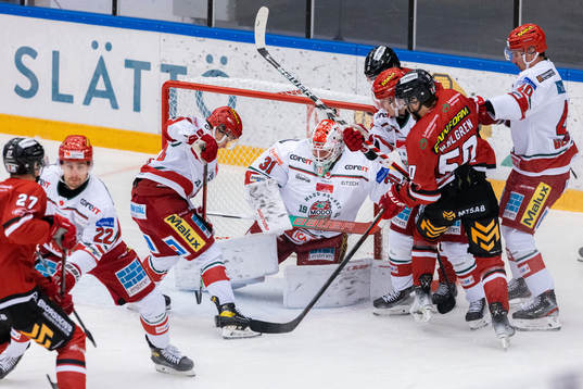 Oroligt framför Modos målvakt Marcus Nygren
