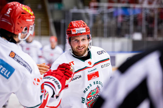 Modos Pontus Näsen jublar