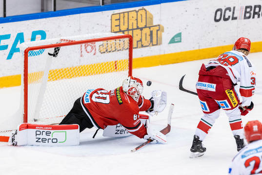 Vita Hästens målvakt Adam Ohre med en räddning mot Modos