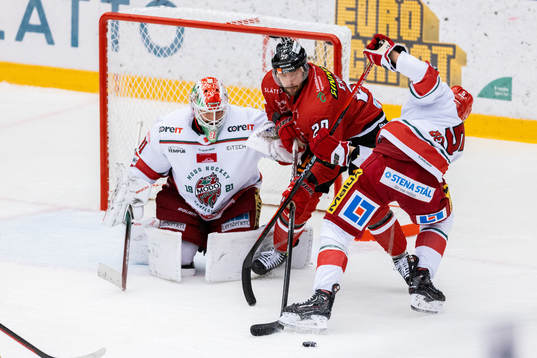 Vita Hästens Marcus Eriksson oroar mot Modos målvakt