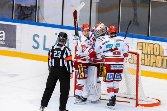 Modos målvakt Marcus Nygren jublar ihop med Sebastian