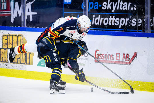 Djurgårdens Johan Alm och Södertäljes Anthony Luciani