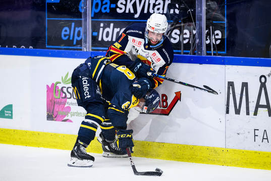 Södertäljes Anthony Luciani och Djurgårdens Johan Alm