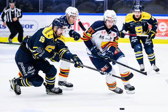 Södertäljes Linus Videll och Djurgårdens John Norman
