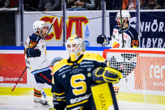 Djurgårdens Ludvig Rensfeldt (th) jublar