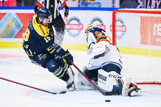 Södertäljes Cole Cassels och Djurgårdens målvakt Carl
