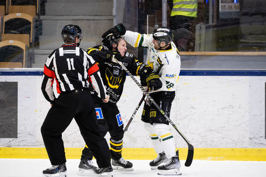 Västerås Ludvig Östman och Östersunds Sam Miletic