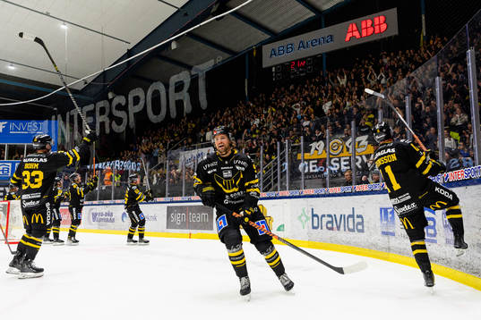 Västerås spelare jublar