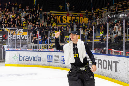 Västerås målvakt Johan Gustafsson tackar publiken