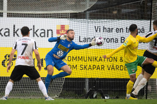 Landskronas målvakt Amr Kaddoura gör räddning på nick