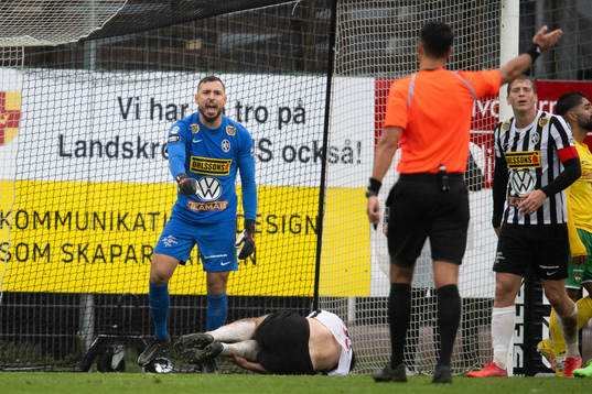 Landskronas målvakt Amr Kaddoura reagerar