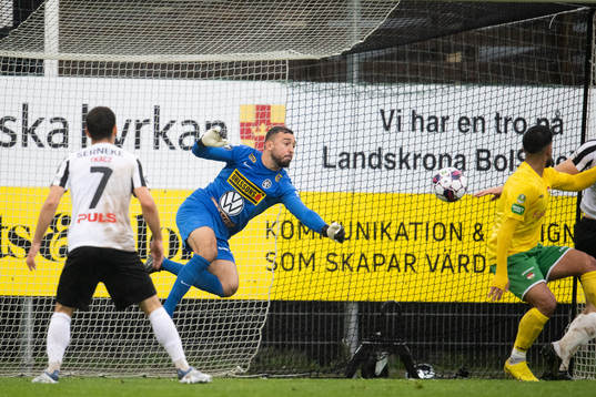 Landskronas målvakt Amr Kaddoura gör räddning på nick