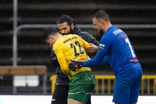 Landskronas målvakt Amr Kaddoura hjälper Dalkurds