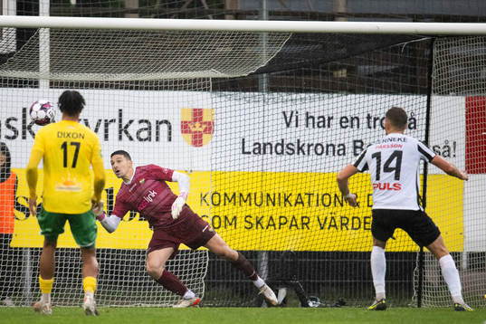 Landskronas Erik Pärsson skickar bollen bakom Dalkurds