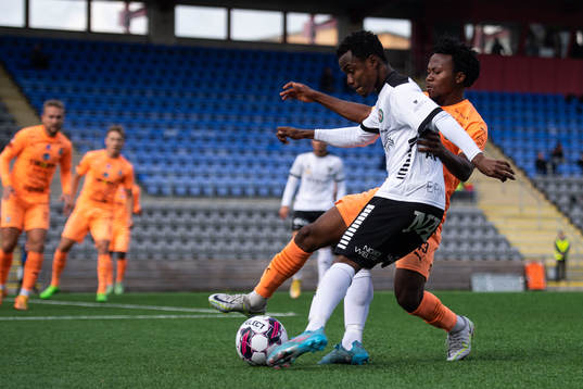 Örebros Alfred Olatomi Olaniyan och AFC Eskilstunas