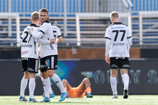 Örebros Valgeir Valgeirsson och Benjamin Hjertstrand jublar