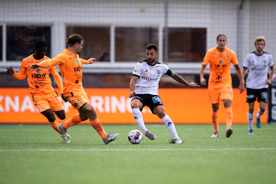 AFC Eskilstunas Abdelkarim Mammar Chaouche och Örebros