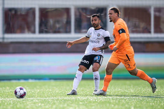Örebros Jiloan Hamad och AFC Eskilstunas Abdelkarim Mammar