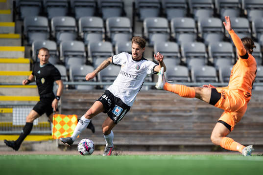 Örebros Daniel Björnkvist och AFC Eskilstunas Abdelkarim