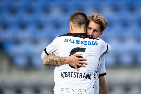 Örebros Benjamin Hjertstrand och Daniel Björnkvist jublar