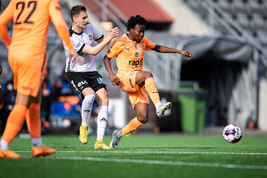 Örebros Jake Larsson och AFC Eskilstunas Abdul-Halik Hudu