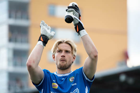 Örebros målvakt William Eskelinen jublar