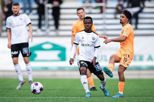 Örebros Alfred Olatomi Olaniyan och AFC Eskilstunas Victor