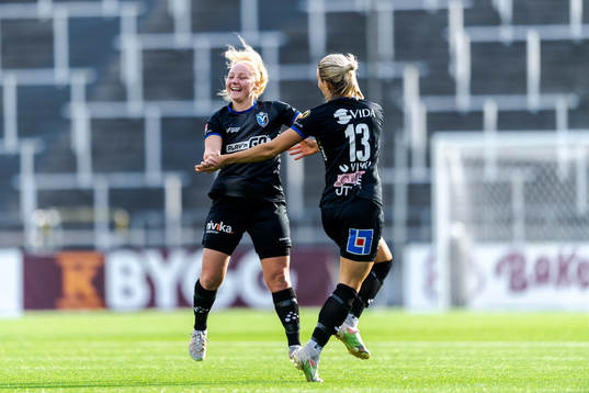 Växjös Sophia Redenstrand och Mimmi Strömgren jublar