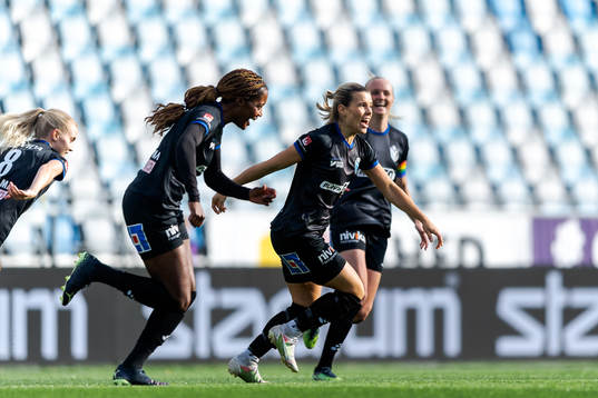 Växjös Olivia Mattsson, Evelyn Ijeh, Mimmi Strömgren och