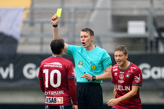 Örgrytes Kevin Ackermann får gult kort av domare Oscar