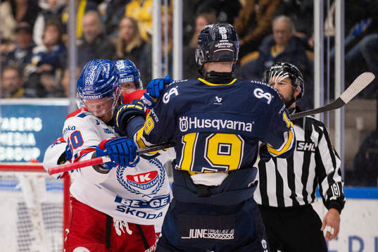 Oskarshamns Juuso Riikola och HV71s Sam Vigneault