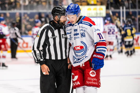 Linjedomare Anders Jansson  och Oskarshamns Antti Suomela
