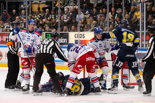 Oskarshamns Juuso Riikola och HV71s Sam Vigneault