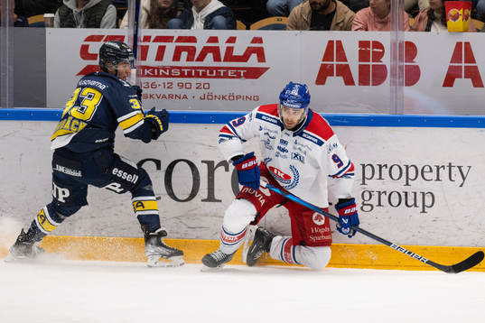HV71s Måns Lindbäck och Oskarshamns Ahti Oksanen