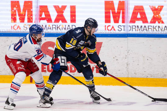 Oskarshamns Hynek Zohorna och HV71s Sam Vigneault