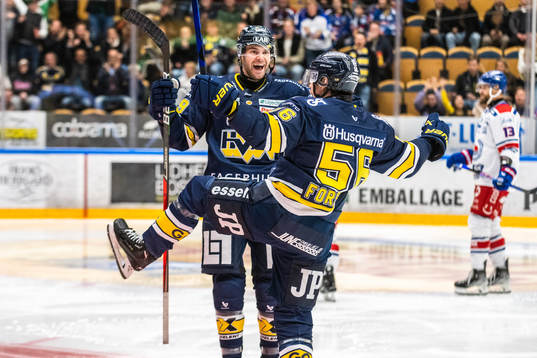 HV71s Taylor Matson  och HV71s Fredrik Forsberg jublarunder