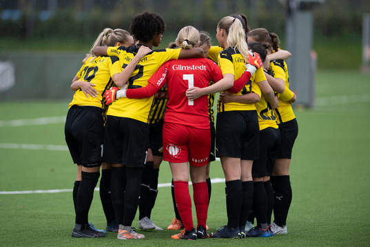 Häckens spelare innan fotbollsmatchen i Division Ett
