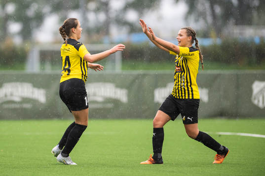 Häckens Matilda Ekblom och Elin Flakberg jublar