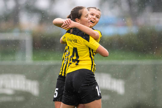 Häckens Elin Flakberg och Matilda Ekblomjublar