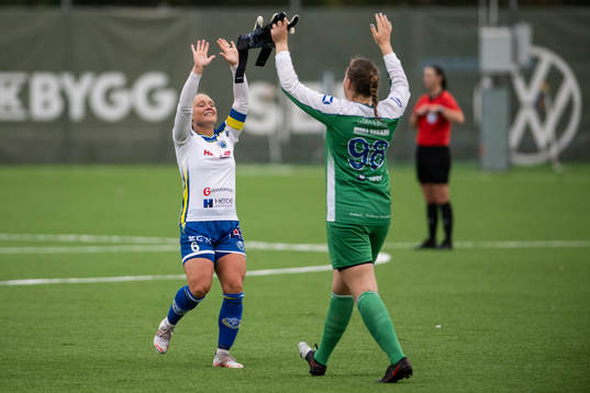 Onsalas Linn Eskilsson och målvakt Emma Collvik jublar